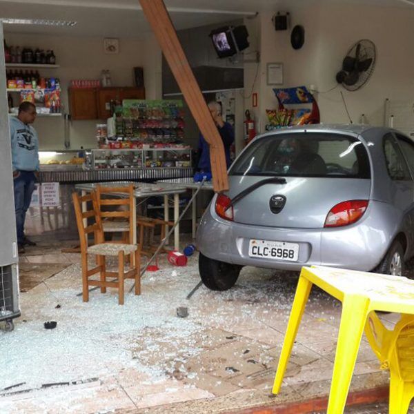 Carro invade lancheria no centro