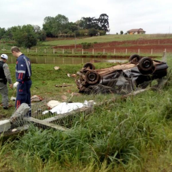 Motorista morre após capotar o carro no interior