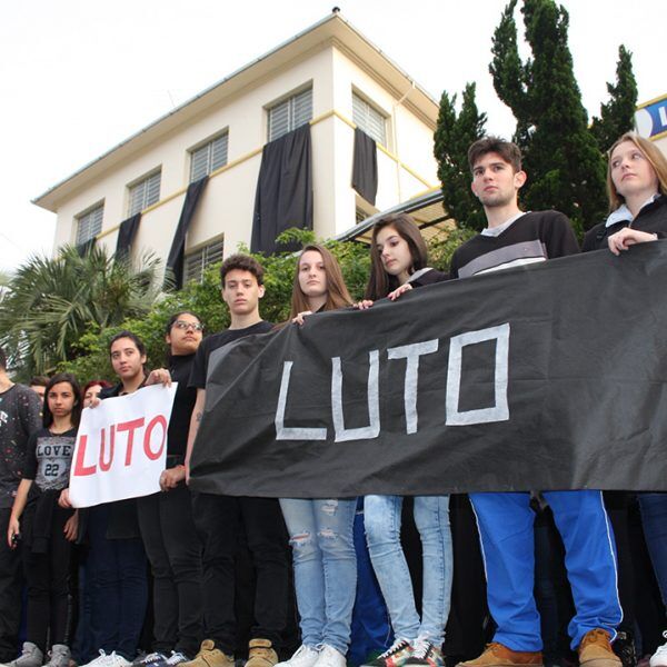 Alunos vão às ruas por segurança