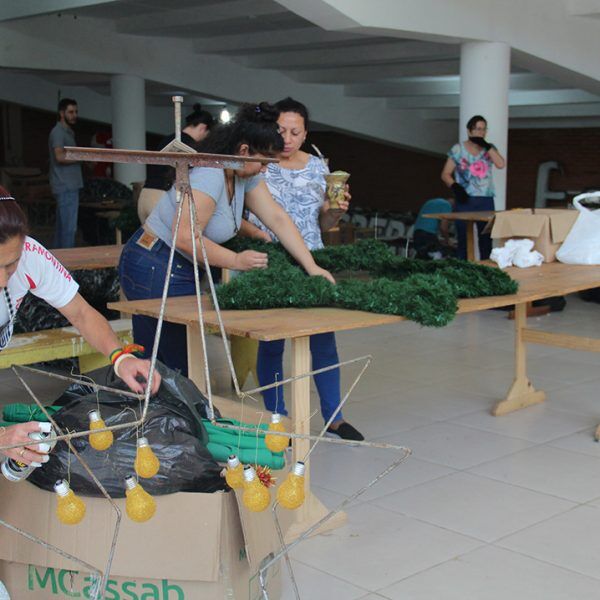 Material reciclável vira peças para decorar cidade no Natal