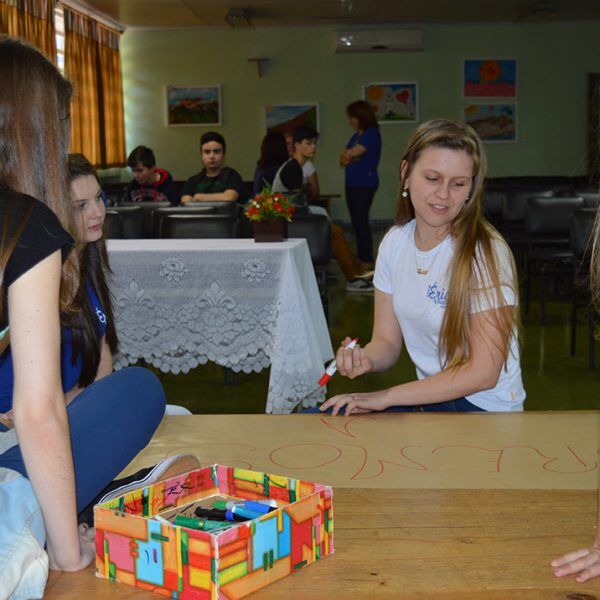 Para encerrar o ano letivo, alunos trocam de escola