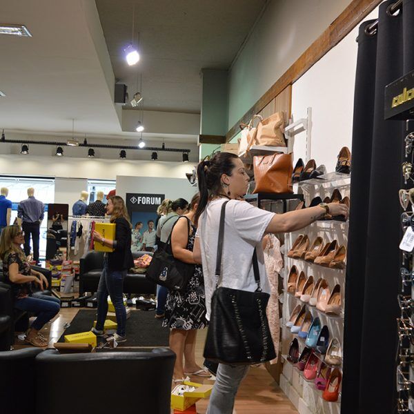 Comércio amplia vagas para vendas de Natal