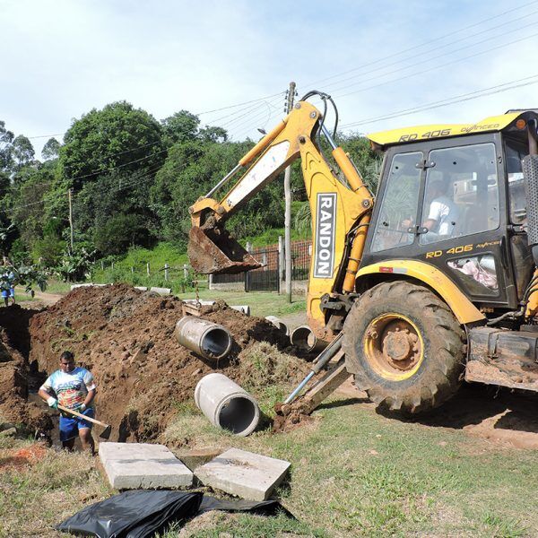 Obra parada faz um ano é retomada