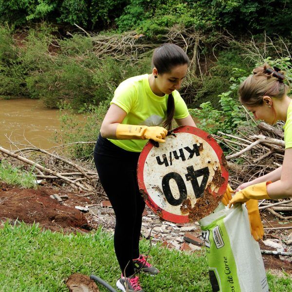 Voluntários limpam o Arroio Boa Vista