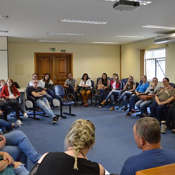 Pais recorrem ao MP para retomar aulas em escola