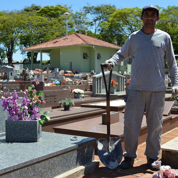 “Nenhuma criança diz: eu quero  ser coveiro quando crescer”