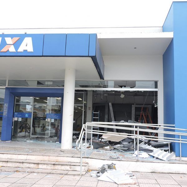 Quadrilha explode agência bancária