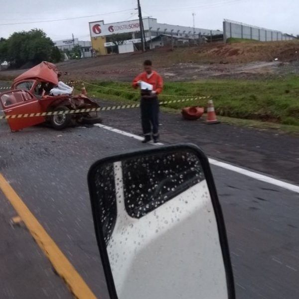 Motorista morre após Fusca colidir em caminhão