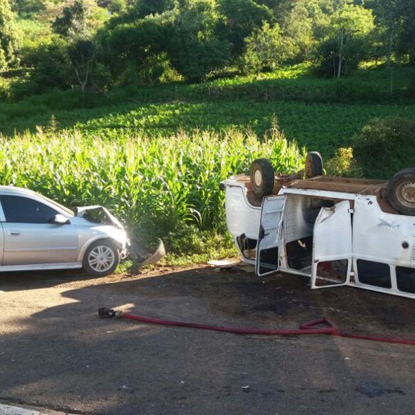 Colisão mata idosa e deixa quatro feridos
