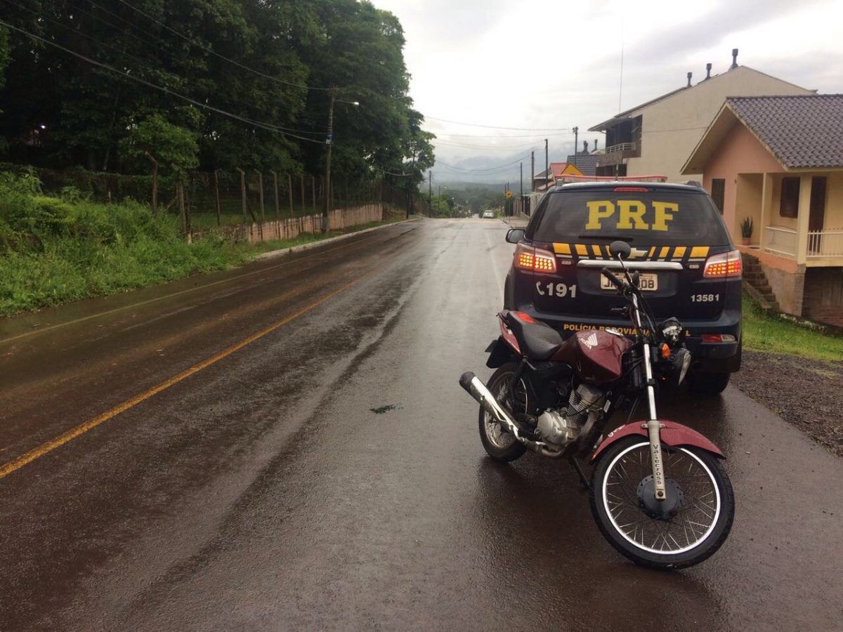 PRF prende motociclista por direção perigosa