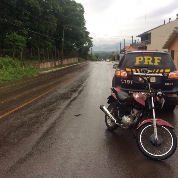 PRF prende motociclista por direção perigosa