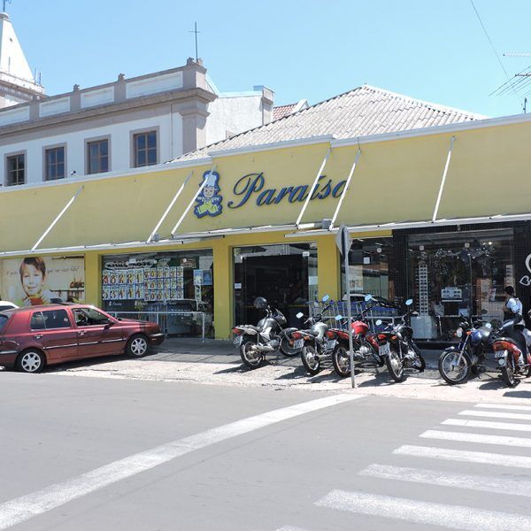 Criminosos invadem mercado e levam refém