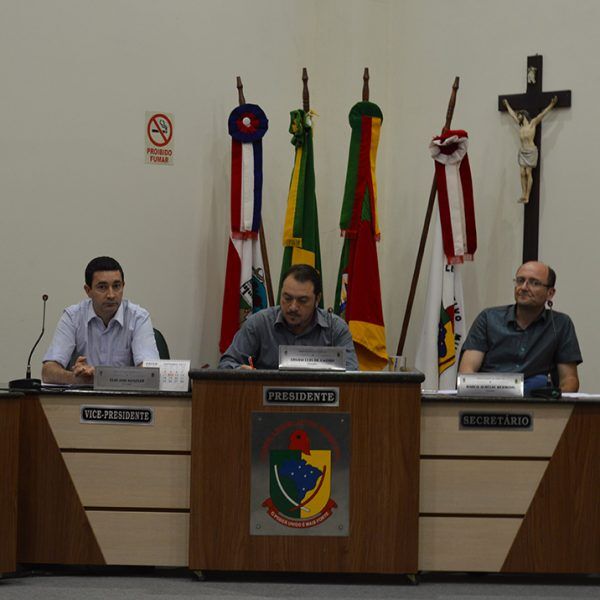 Com voto do presidente, projeto de reajuste passa