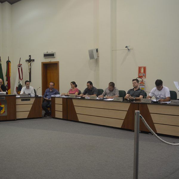 Vereadores aprovam aumento de impostos