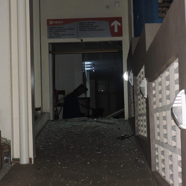 Caixa eletrônico é explodido