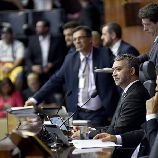 Falta de quórum adia votação de regime fiscal