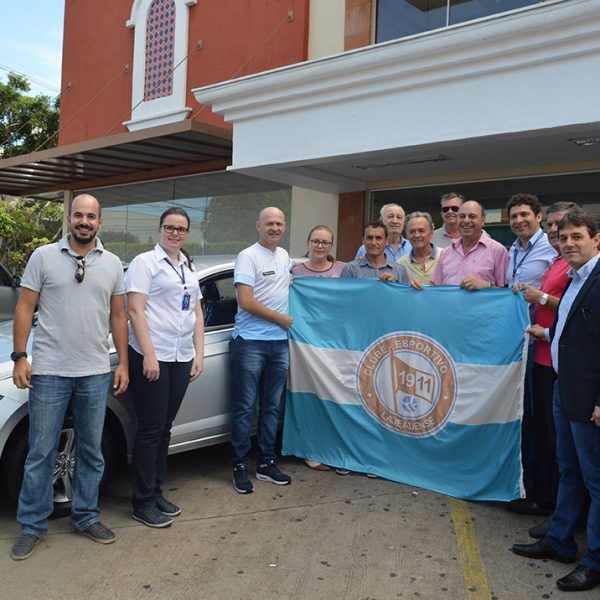 Clube entrega carro da ação entre amigos