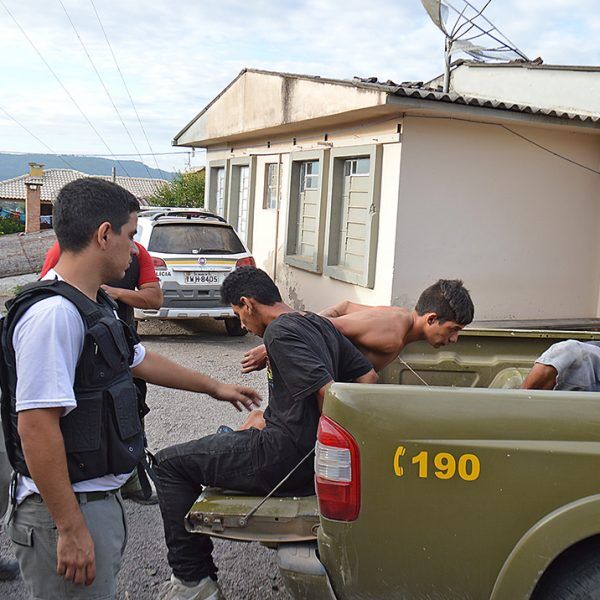 Brigada Militar prende cinco