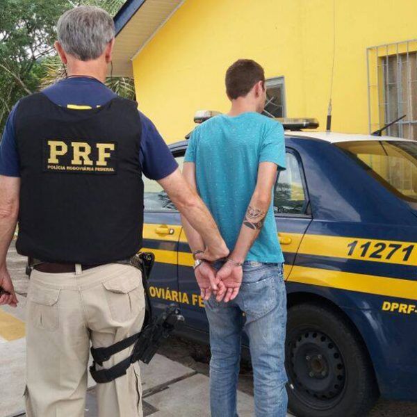 PRF prende suspeito de feminicídio