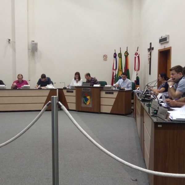 Opositores criticam emergenciais