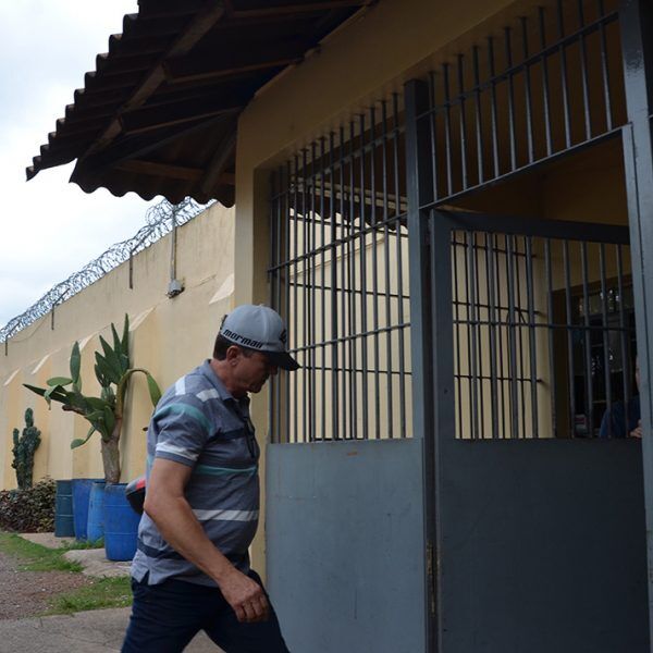 Polícia prende ex-prefeito e três servidores do governo