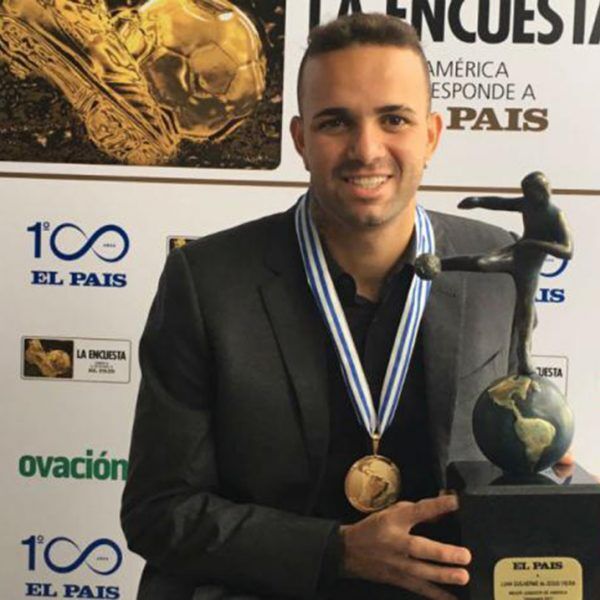 Luan recebe o prêmio Rei da América 2017