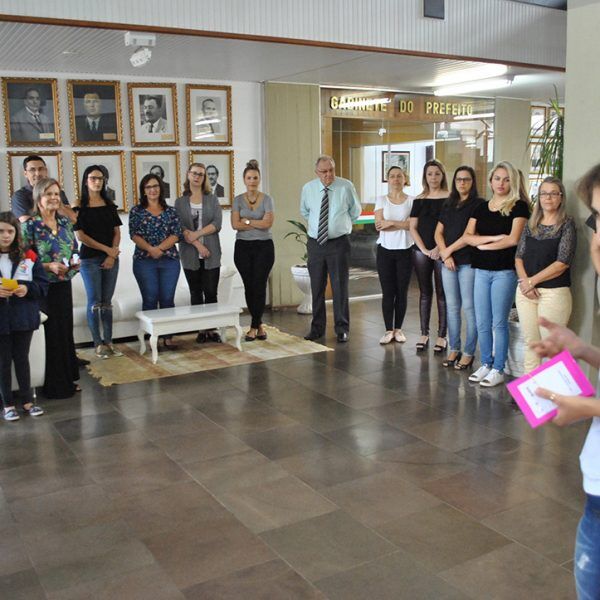 Escola Mundo Encantado homenageia funcionárias