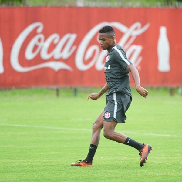 Marcinho aparece como opção para o ataque