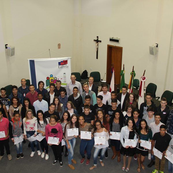 Jovens aprendizes recebem diplomas