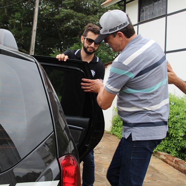 Justiça manda suspender contratos