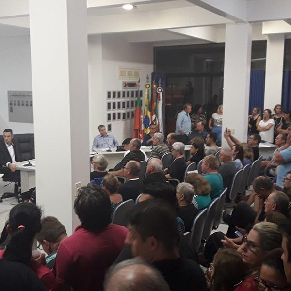 Oposição mira o presidente e pede troca no comando