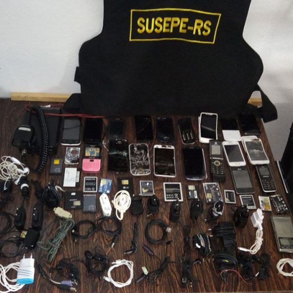 Revista no presídio apreende celulares e rádio comunicador