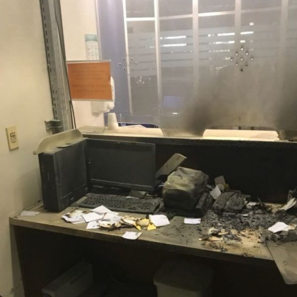Câmera interna flagra homem incendiando a recepção