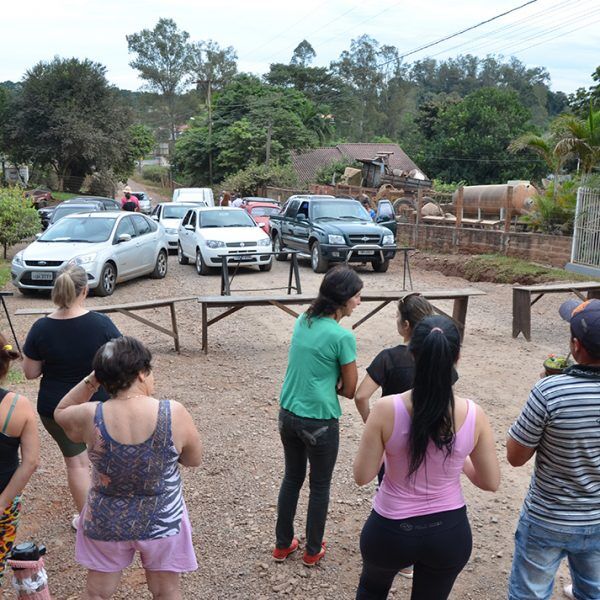 Moradores fecham rua em protesto por melhorias no Floresta