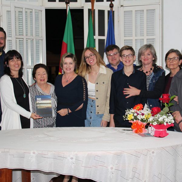 Eunice Ramos autografa novo livro “Rio Paraguai”