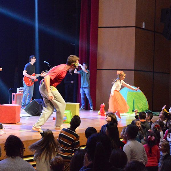 Música e teatro incentivam cultura na infância