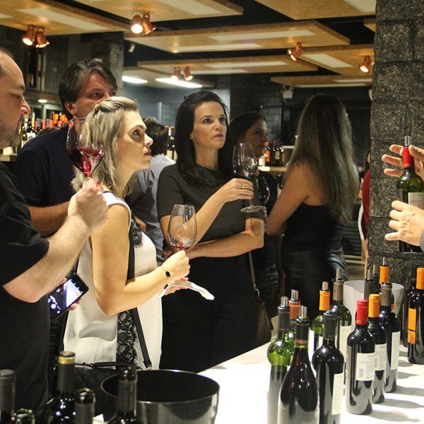 Entusiastas do vinho se reúnem em evento temático