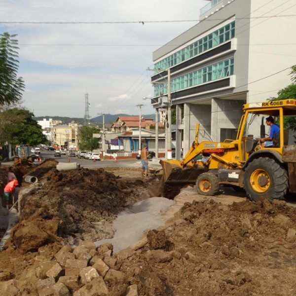 Mais um trecho da Duque de Caxias recebe asfalto