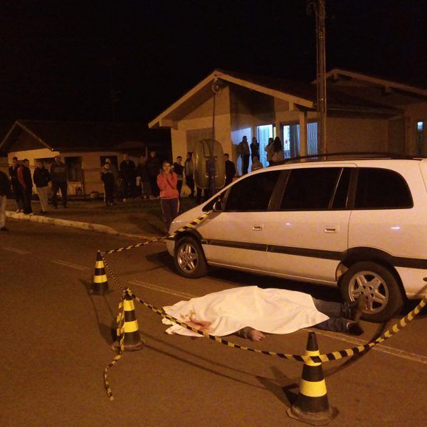 Homem é morto na frente das filhas