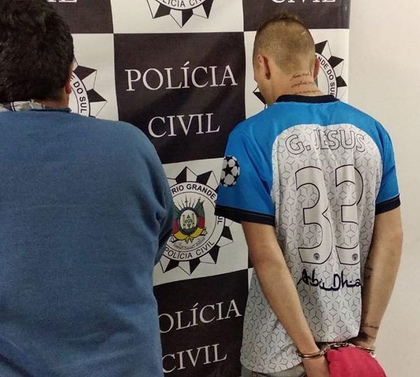 Criminosos ostentam poder bélico e acabam presos