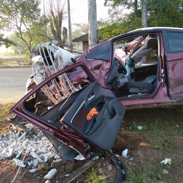 Carro derruba poste de concreto após colisão