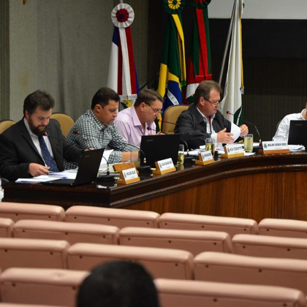 Câmara aprova novas regras às multas por sacadas fechadas