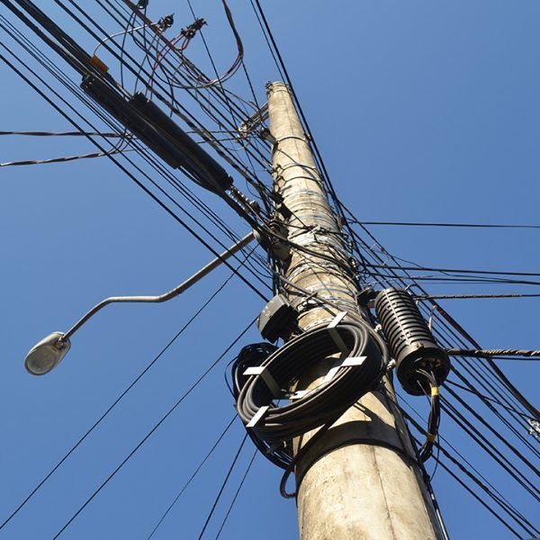 Emaranhado de fios eleva risco de curtos