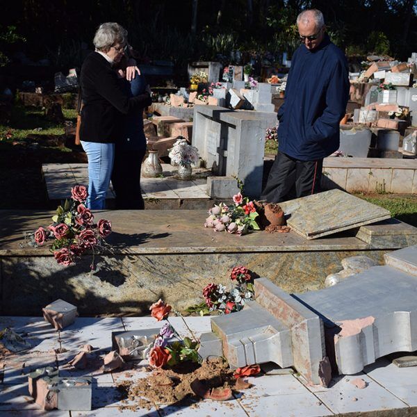 Vândalos destroem cemitério e famílias buscam explicação