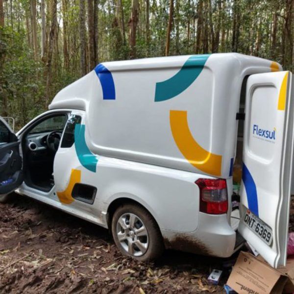 Assaltantes armados roubam veículo com carga