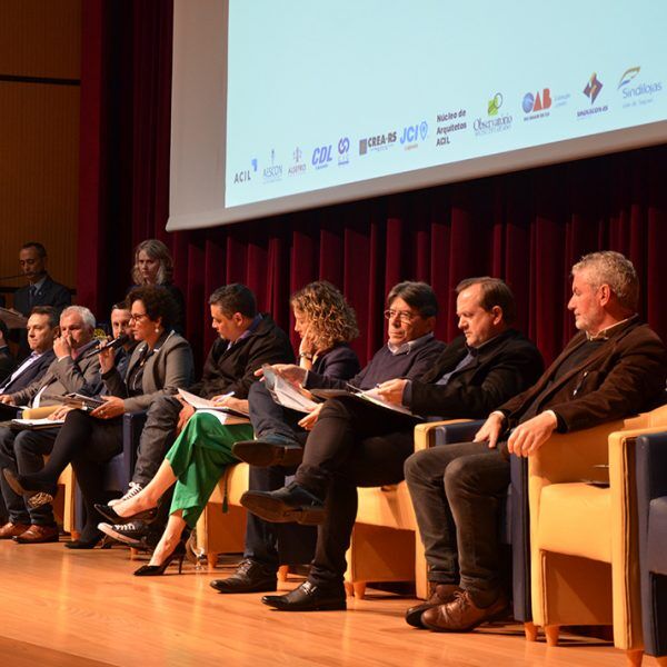 Candidatos debatem projetos para o Vale
