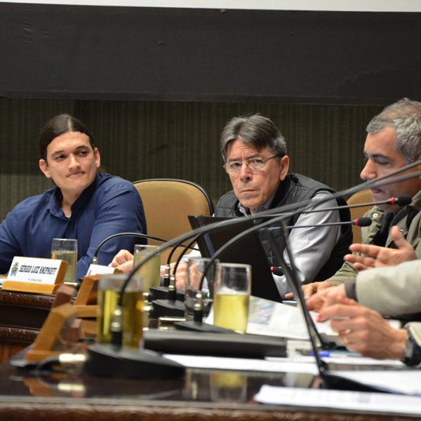 Suplente protocola projeto de redução salarial na câmara