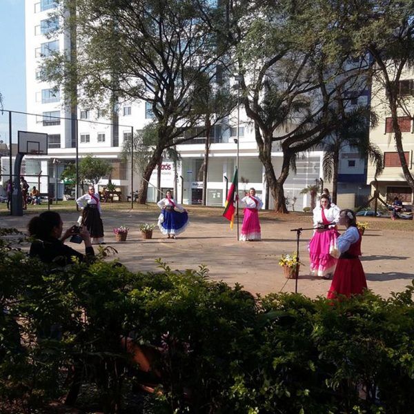 Arte na Praça no ritmo farroupilha