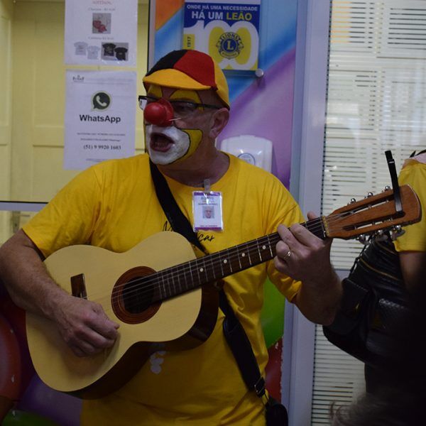“A gente pode ajudar com um sorriso”