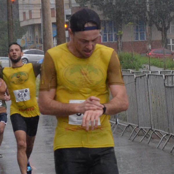 Corrida contra a chuva e o vento